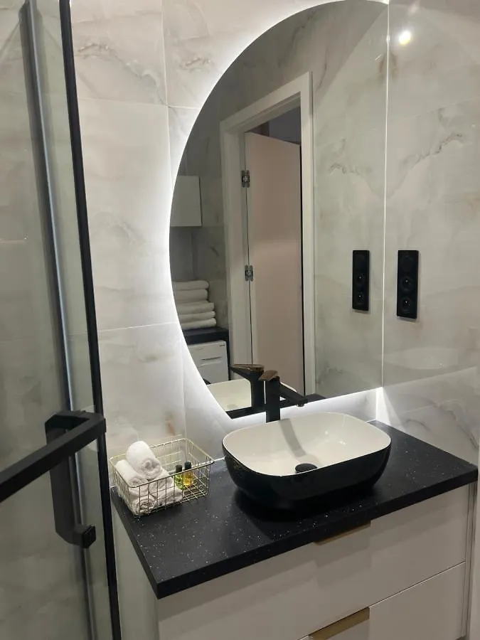 Crystal Luxury Apartment With Free Parking In Cracow For 4 Guests كراكوفيا